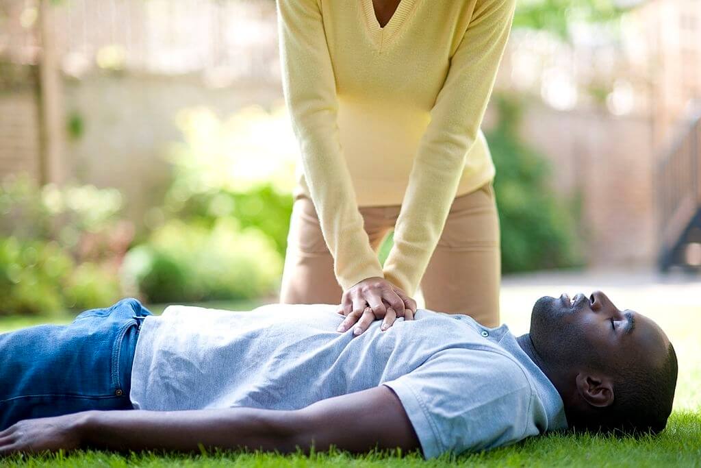 Pratiquer un massage cardiaque