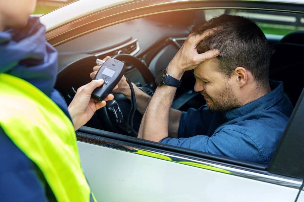 COntrole d'alcoolémie positif par un policier sur un conducteur