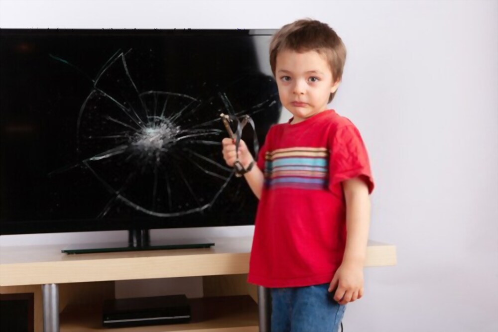 enfant qui vient decasser une télé