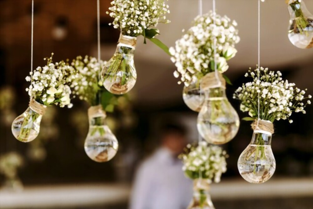 Décoration florale autour des ampoules de la maison