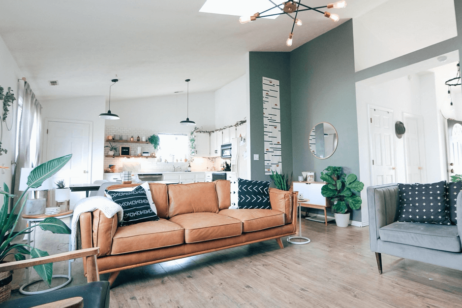 salon moderne avec canapé cuir et vue sur la cuisine