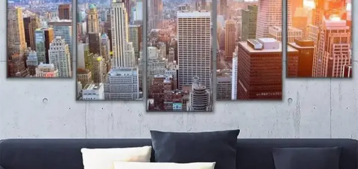 Tableau quintiptique représentant New York sur un mur de salon