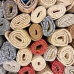 Grand choix e modèles de tapis roulés dans un stock de magasin
