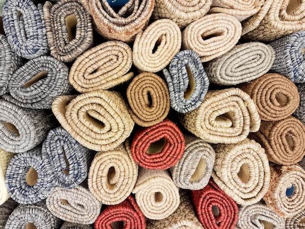Grand choix e modèles de tapis roulés dans un stock de magasin
