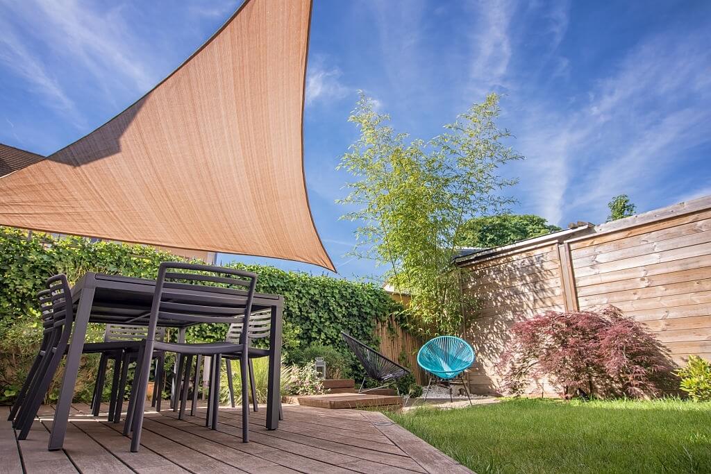 Voile d'ombrage sur terrasse bois