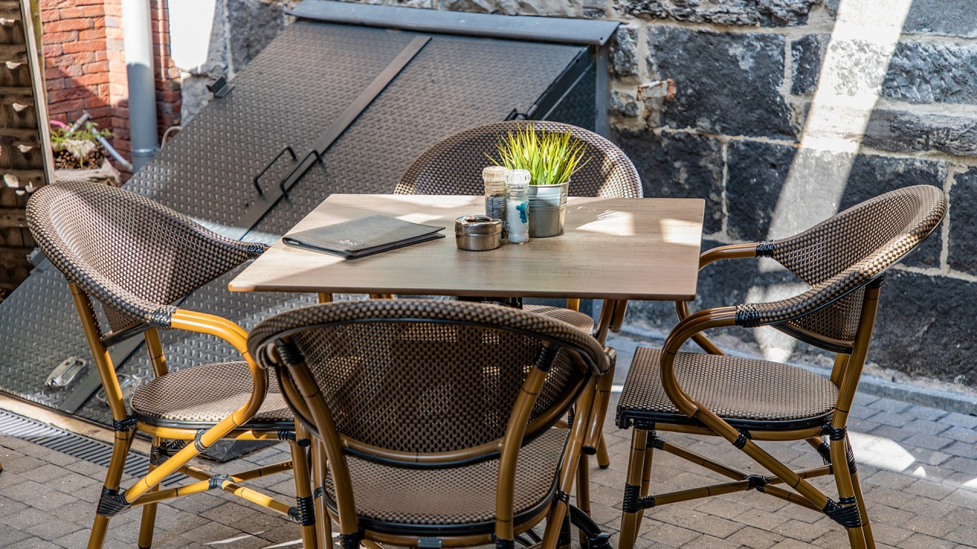 Comment choisir un store banne pour protéger sa terrasse ?