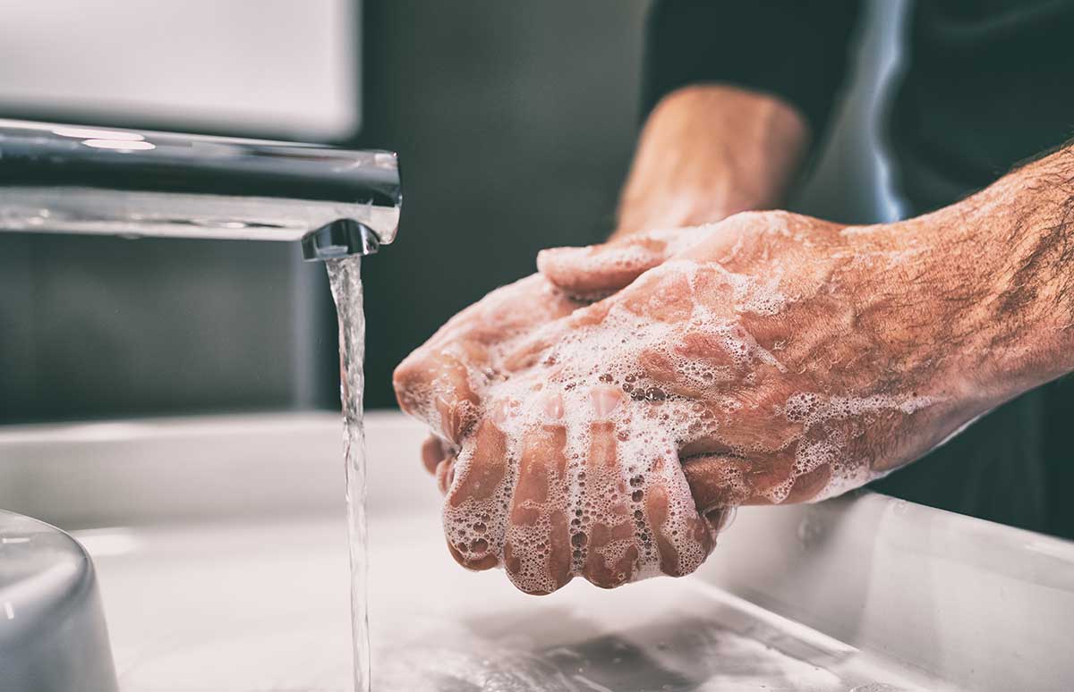 Se laver les mains régulièrement en faisant le ménage