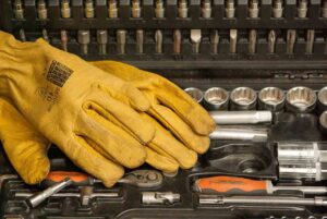 Se proteger le smains avec des gants de travail