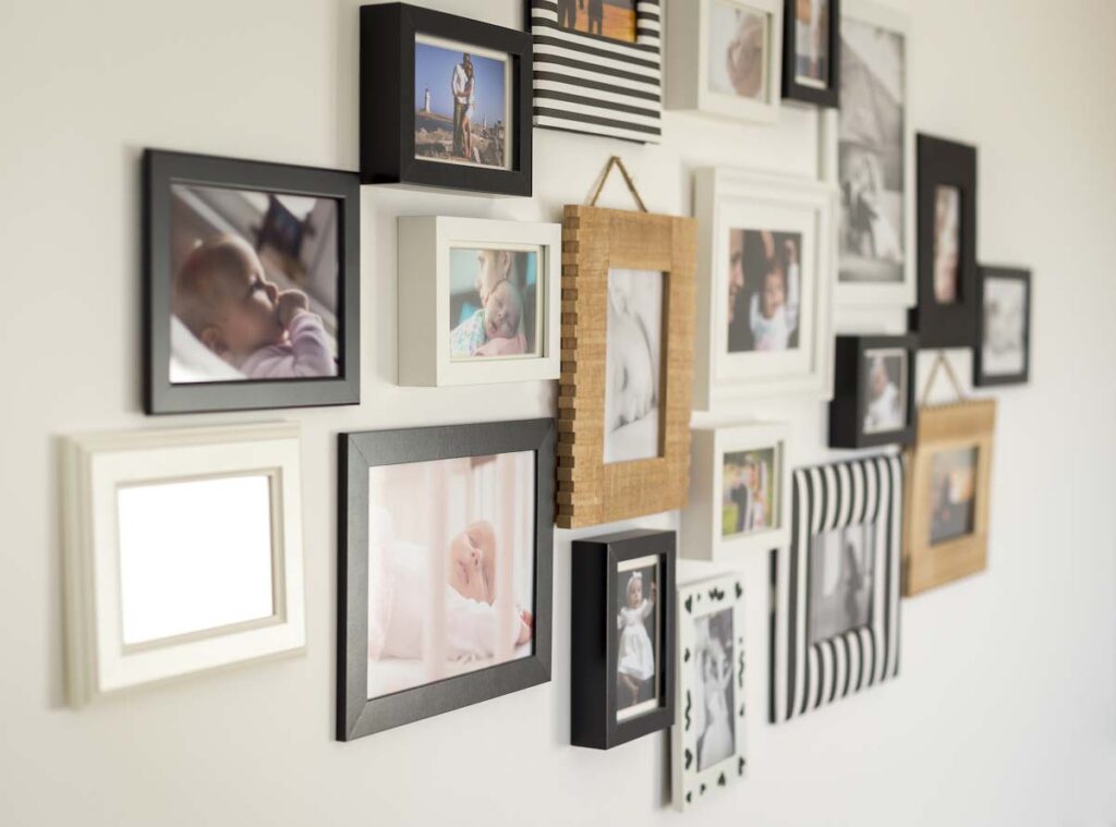 Disposer vos cadres et sous verres de photos pour une déco originale