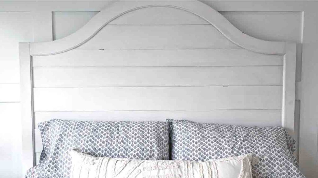 Les têtes de lit en bois peuvent prendre de nombreuses formes et couleurs, en fonction du style recherché