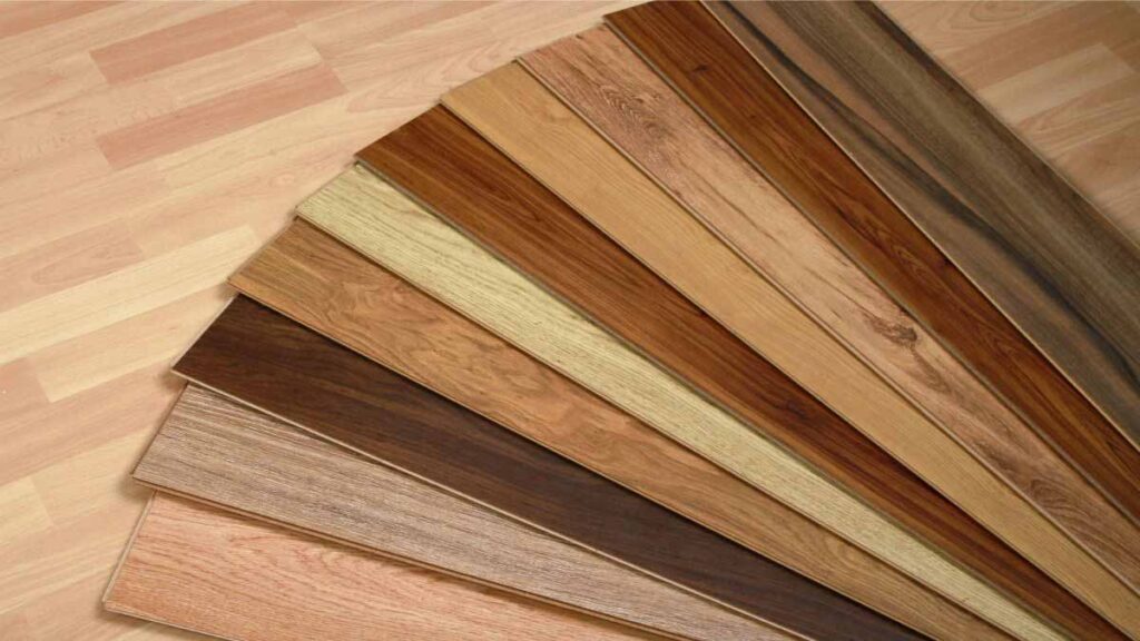 Le parquet en bois brut ou peint