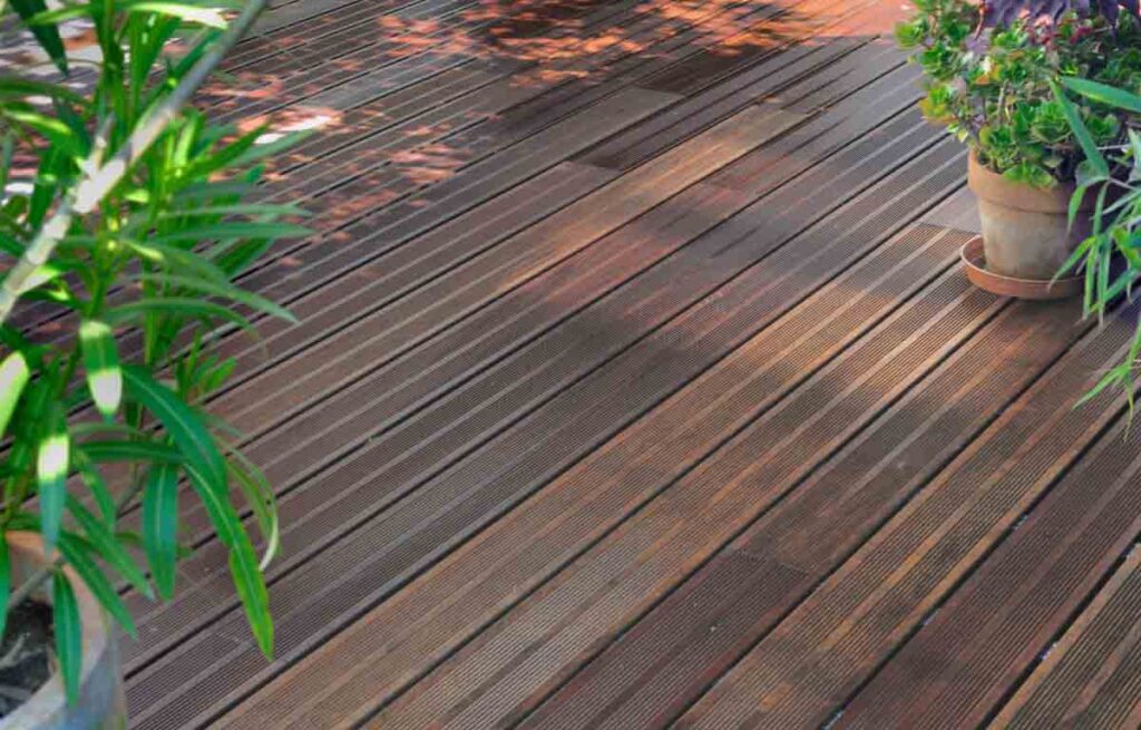 différents types de bois peuvent être utilisés en extérieur, dont le pin, ou les bois exotiques tels que le teck.