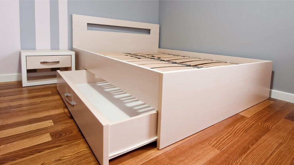 Ces rangements se trouvent sous le lit, et peuvent prendre la forme de tiroirs par exemple, où vous pourrez ranger votre linge de lit, et de nombreuses autres affaires.
