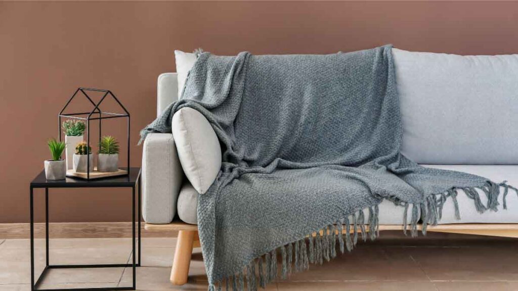 Canapé avec plaid gris