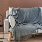 Canapé avec plaid gris