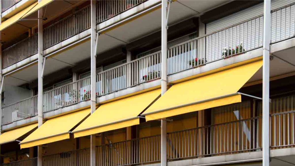L’installation de stores de protection sur un balcon