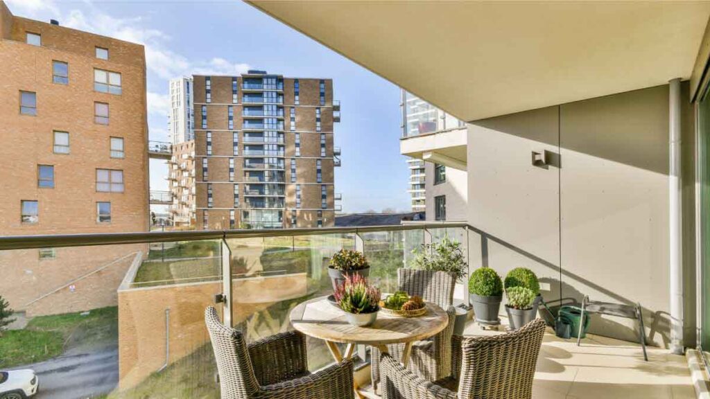 L’aménagement d’un coin repas sur un balcon