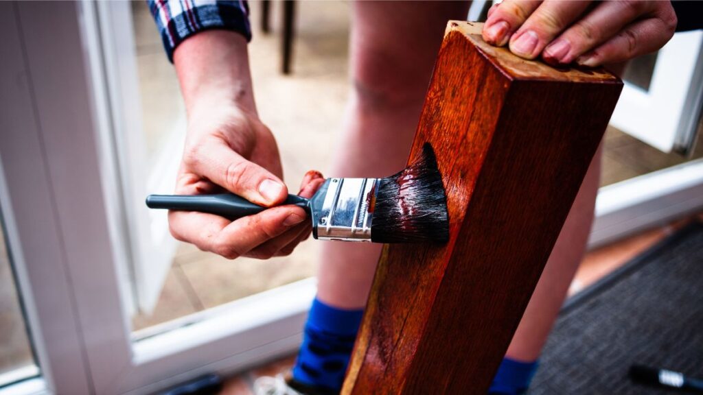 Appliquer une lasure qui apportera la teinte de votre choix au bois de votre meuble, d’une peinture de la couleur