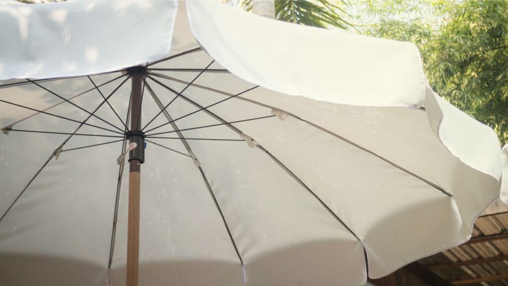 nous vous recommandons le choix d’un parasol déporté réparable,