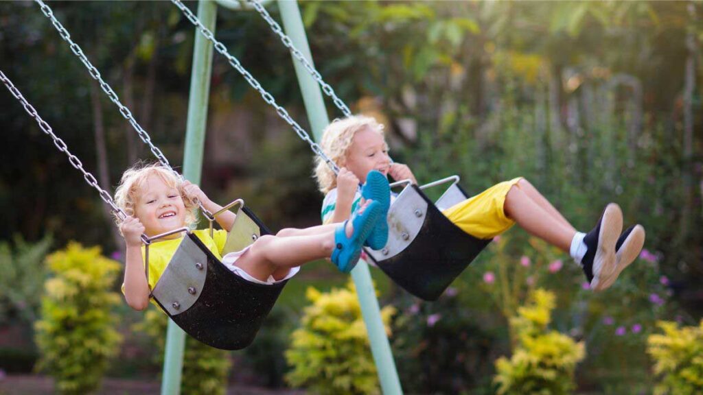 La balançoire est une valeur sûre en matière de jeux pour enfants. Elle procure une sensation de liberté et de légèreté inégalable et permet aux petits aventuriers de vivre des moments mémorables.