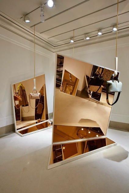 Des installations d'art public aux créations de mode durables, le miroir en plexiglass est un choix populaire parmi les designers