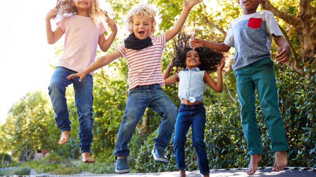 Le trampoline est un jeu de plein air qui rencontre un franc succès auprès des enfants, mais aussi des adultes