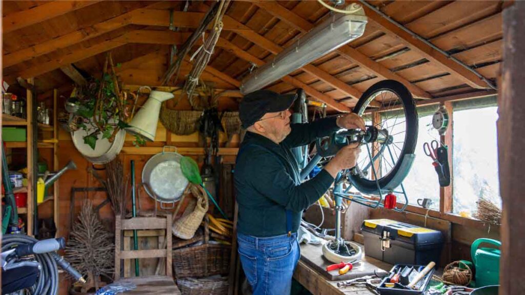 L’abri de jardin peut aussi prendre la forme d’un atelier de bricolage complet.