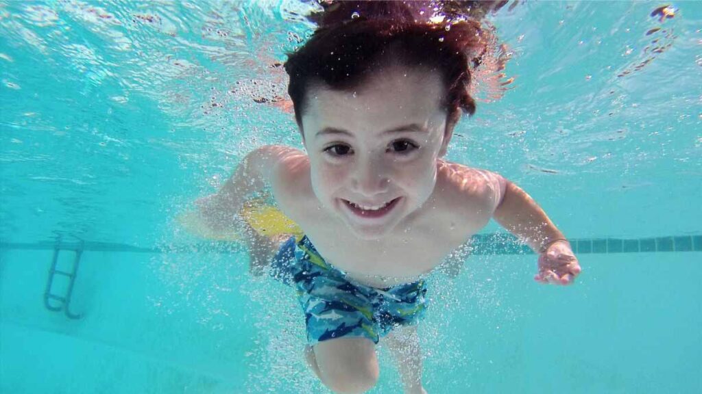 Profiter de sa piscine chauffée avec une PAC