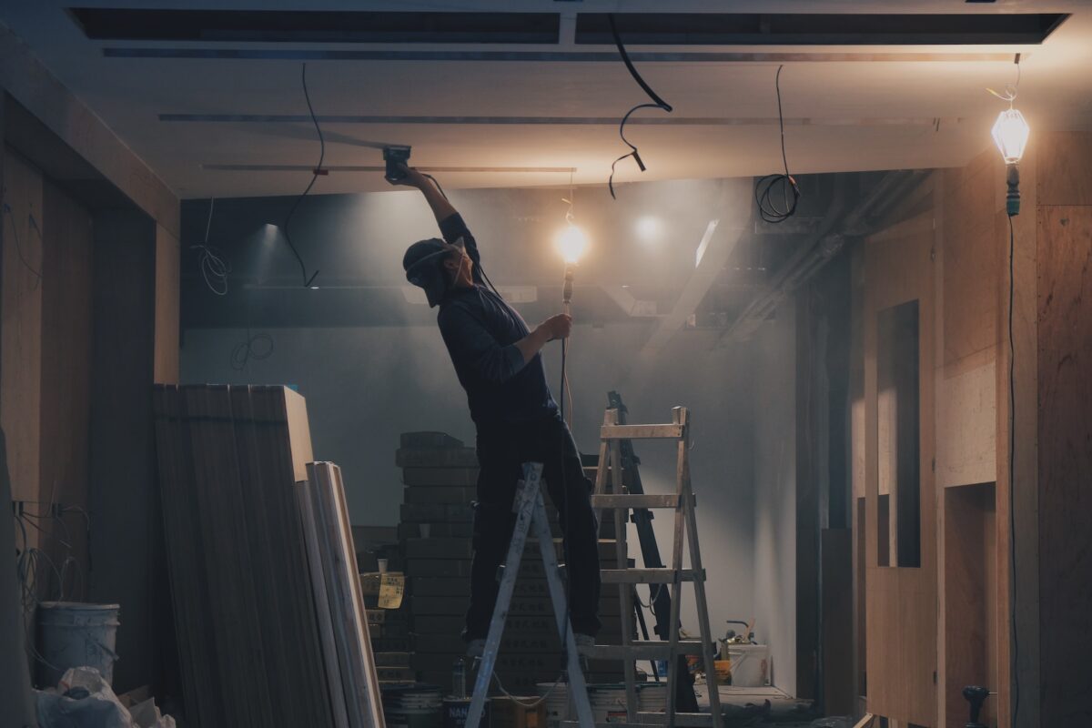 Pose de papier peint au plafond.