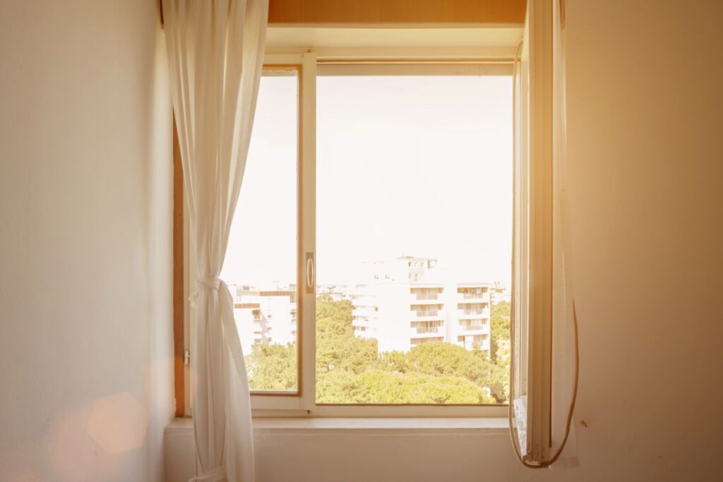 En été, profitez des températures plus fraîches du matin pour ouvrir grand les fenêtres de votre chambre,