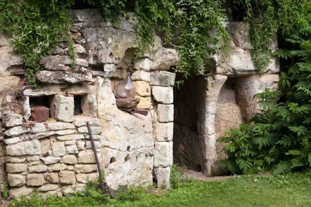 Maison troglodyte : un trésor caché dans les profondeurs de la terre