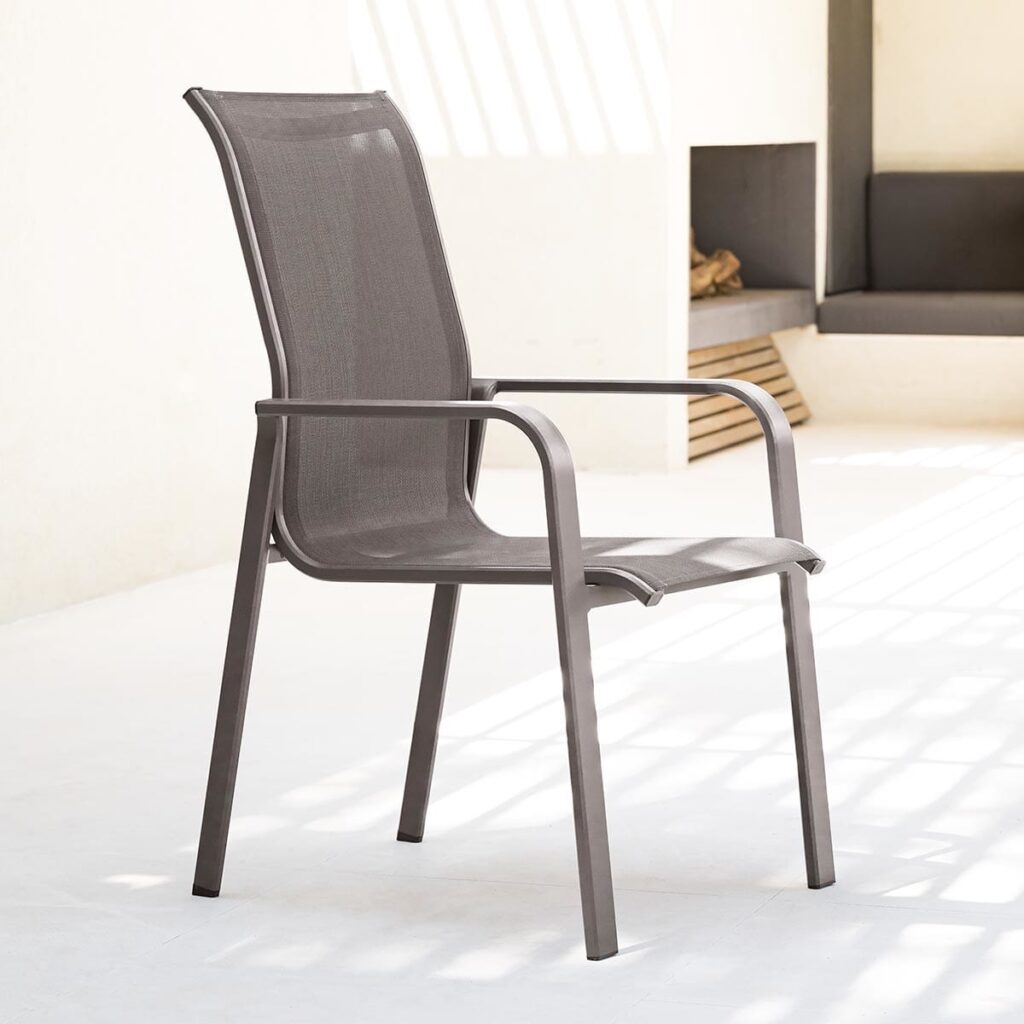Ces chaises confortables possèdent un dossier et une assise en Texaline (polyester enduit PVC)