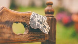 8 outils indispensables pour le décapage du bois