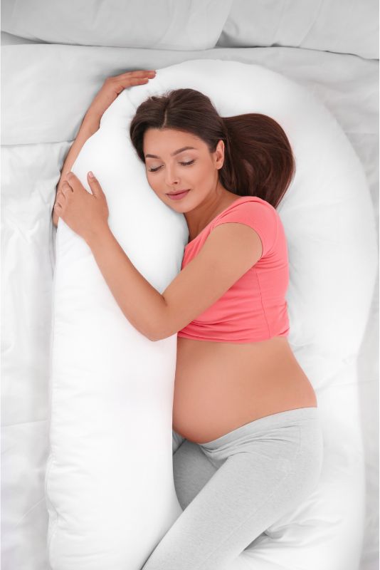 Oreiller de grossesse en forme de U : Cet oreiller épouse la forme du corps en encerclant le dos, le ventre et les jambes.