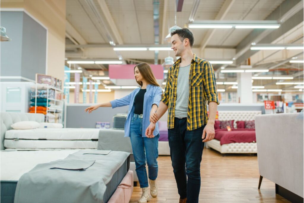 Jeune couple achete une literie pour équiper leur nouvelle chambre