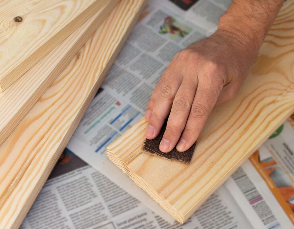 Le papier de verre est nécessaire pour poncer la surface du bois après le décapage