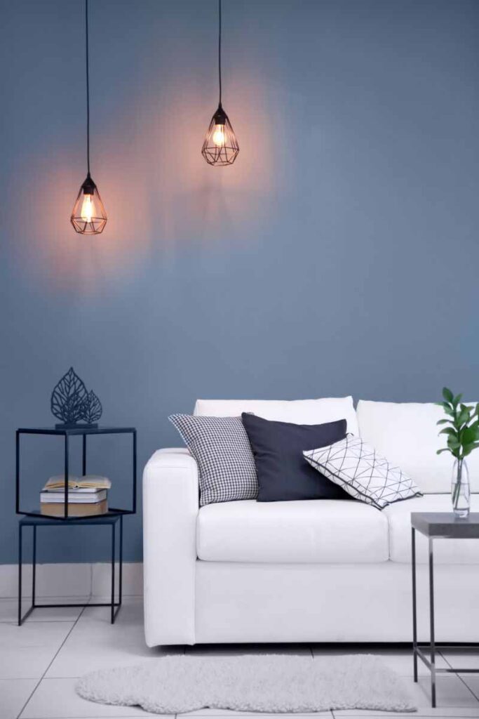 Choisissez un plafonnier central et design accompagné d’ampoules d’intensité réglable