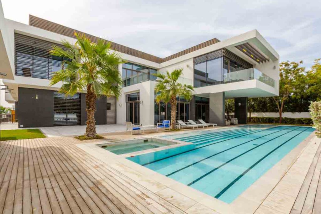 Installer un élégant abri de piscine dans une villa haut de gamme