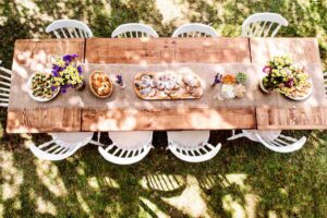 Table de jardin festive pour des repas en famille ou entre amis