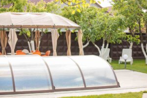 7 conseils pour choisir un abri de piscine adapté à vos besoins