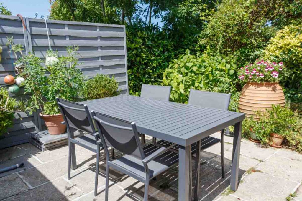 Les tables en métal peuvent être nettoyées avec un mélange d'eau et de vinaigre pour éliminer la rouille.