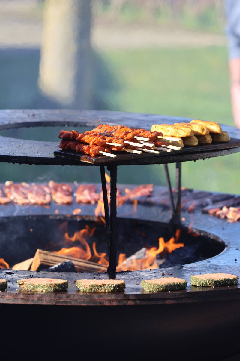 Brasero barbecue : tout se joue sur le combustible et la braise