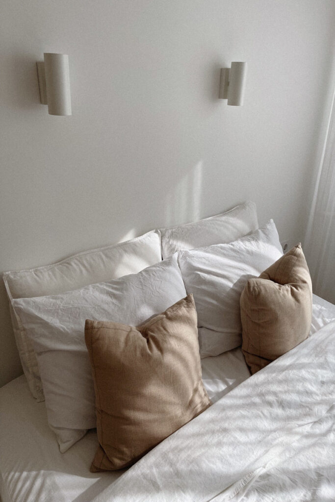 hambre à l'éclairage tamisé et chaud d'une lampe de chevet, ambiance propice au coucher