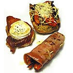Assortiments de toasts au chèvre et au poivron Assortiments de toasts au chèvre et au poivron