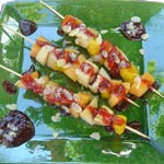 Brochettes de fruits d'été au doux coulis rouge Brochettes de fruits d'été au doux coulis rouge