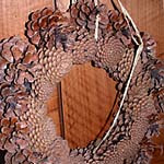 Une couronne en pommes de pin Une couronne en pommes de pin